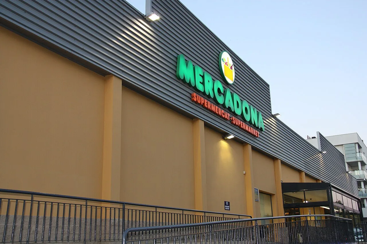 Fachada de un supermercado Mercadona en Empuriabrava (Roses, Cataluña), con rótulo verde y entrada de cristal.