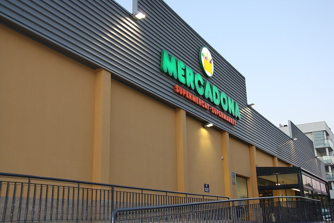 Fachada de un supermercado Mercadona en Empuriabrava, con rótulo verde y entrada de cristal.
