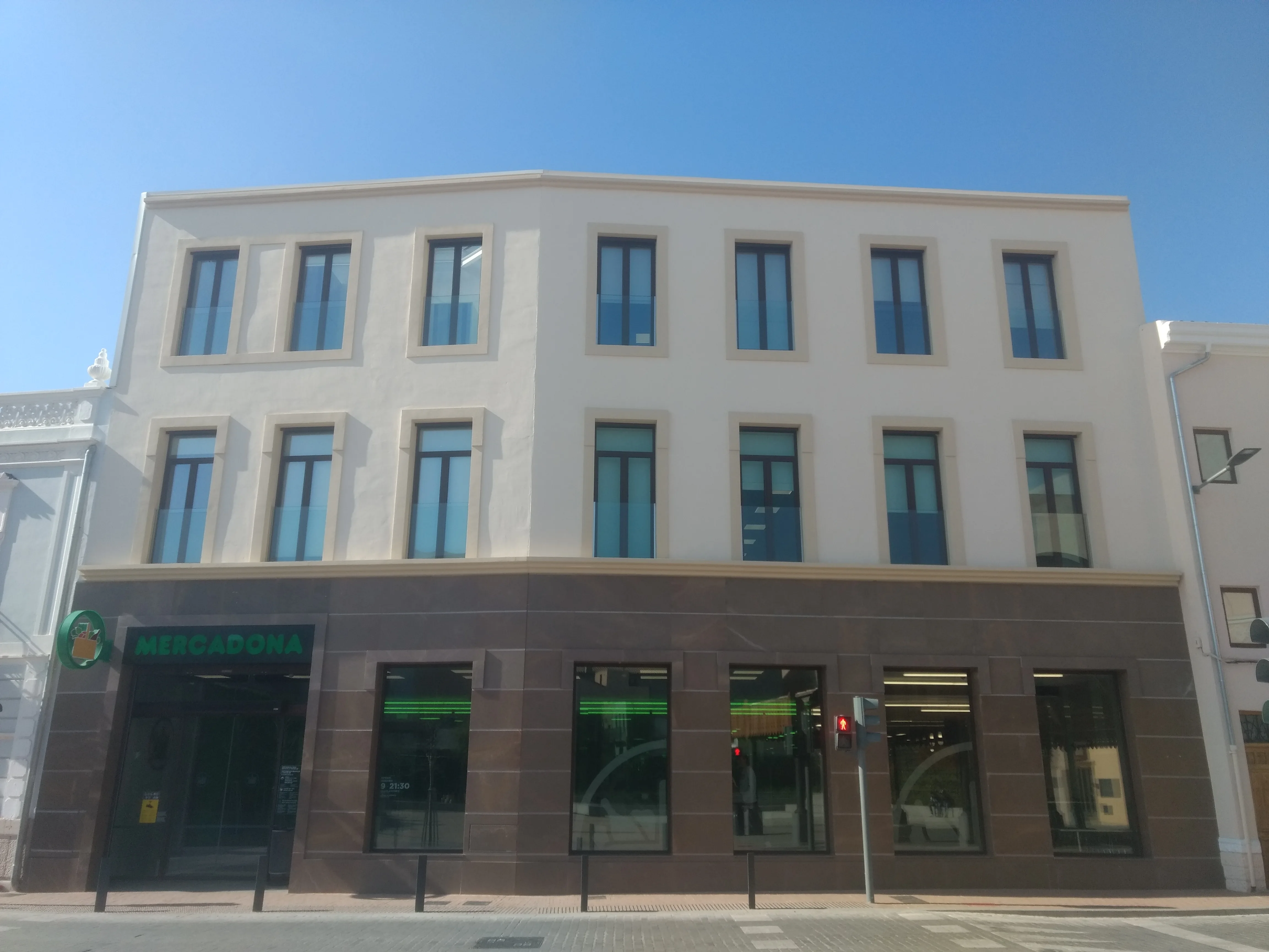 Fachada exterior de un supermercado Mercadona en Tavernes Blanques (Valencia), con el rótulo corporativo verde y blanco sobre la entrada.