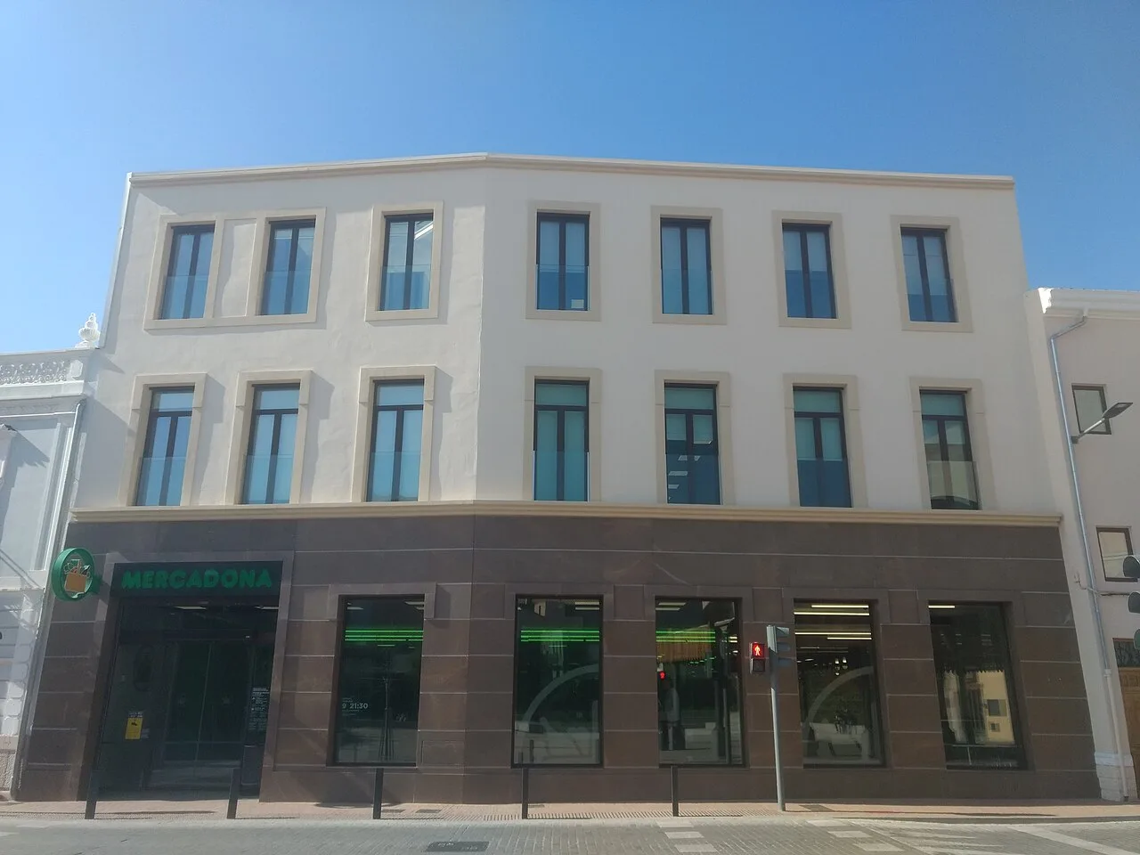Fachada exterior de un supermercado Mercadona en Tavernes Blanques (Valencia), con el rótulo corporativo verde y blanco sobre la entrada.