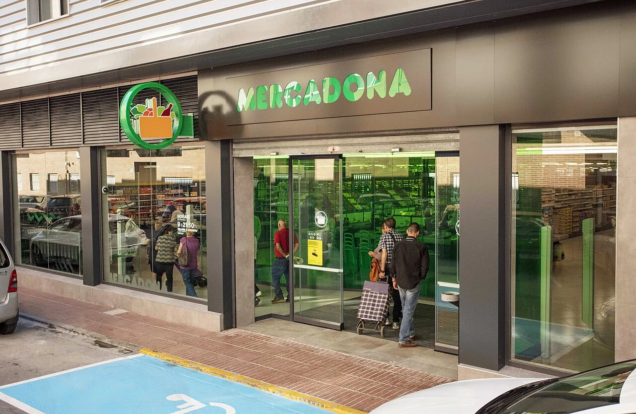 Interior de un supermercado Mercadona en Finestrat, con pasillos amplios y secciones de frutería y panadería al fondo.