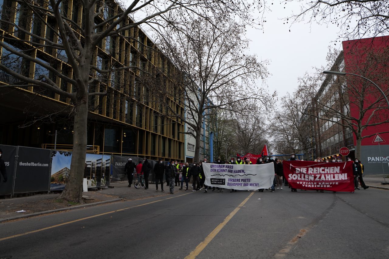 Manifestación multitudinaria en Berlín el 15 de abril de 2021 reclamando un techo al alquiler tras la anulación del Mietendeckel.