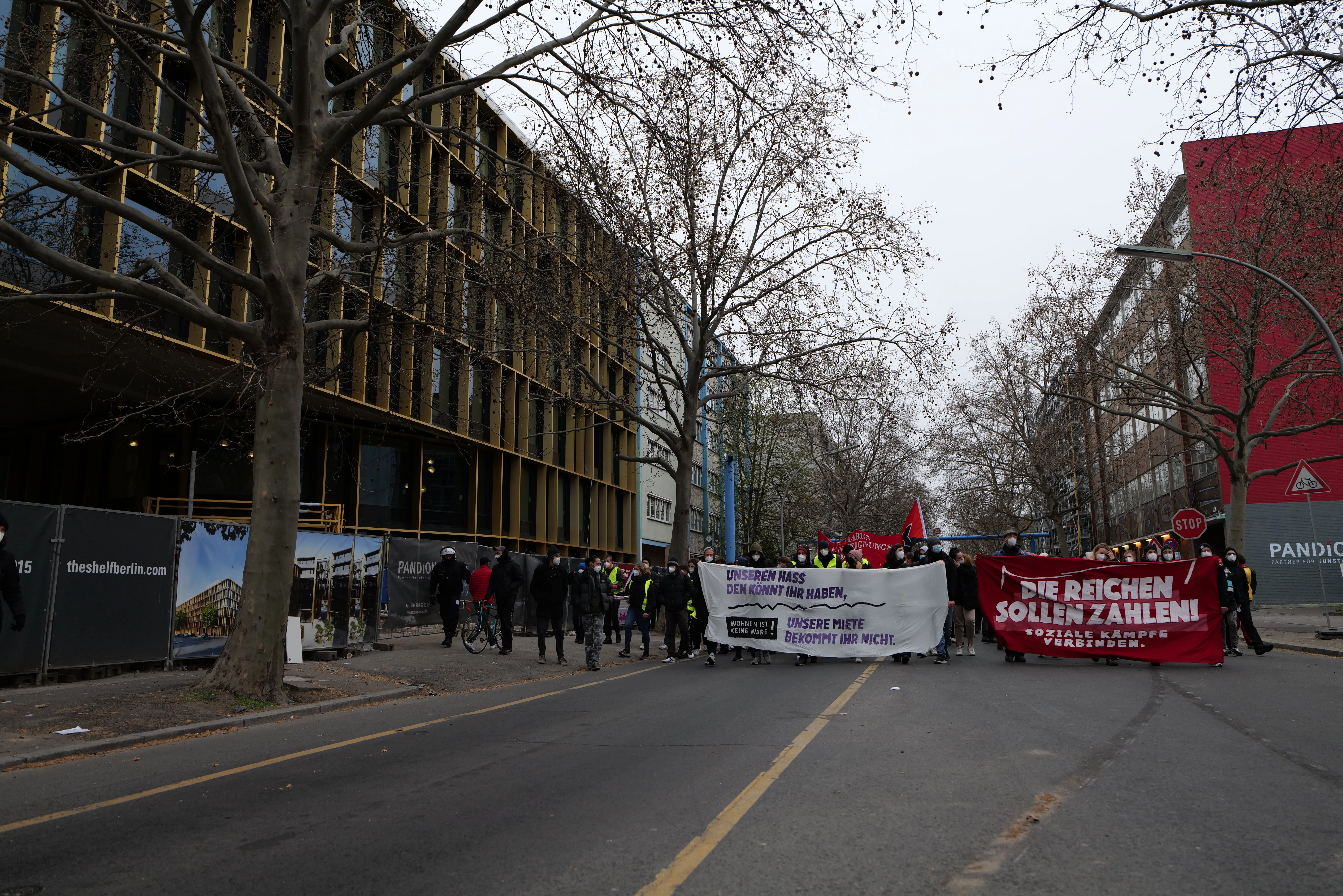 Manifestación multitudinaria en Berlín el 15 de abril de 2021 reclamando un techo nacional al alquiler tras la anulación del Mietendeckel, con pancartas y carteles reivindicativos.