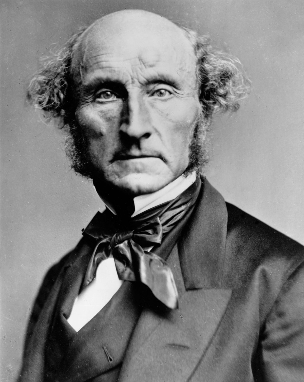 Retrato fotográfico del filósofo y economista John Stuart Mill.