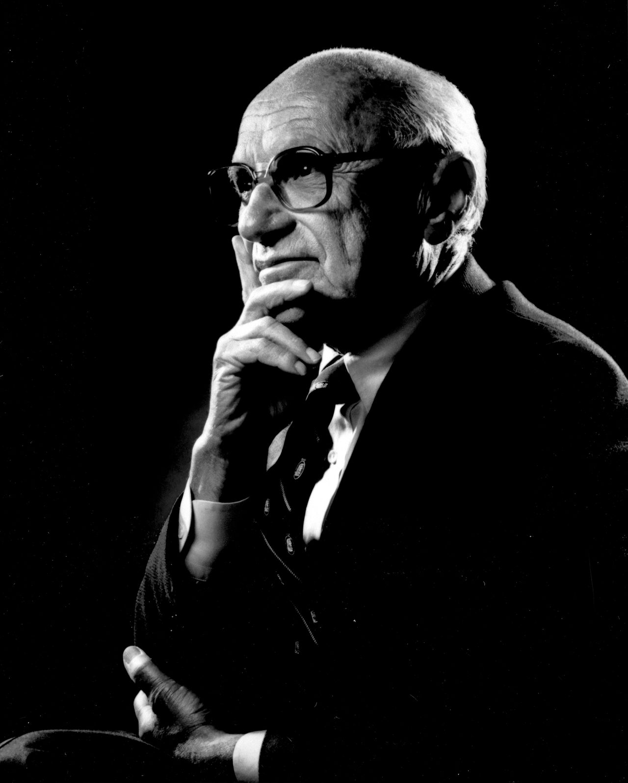 Retrato fotográfico del economista estadounidense Milton Friedman, premio Nobel de Economía en 1976.