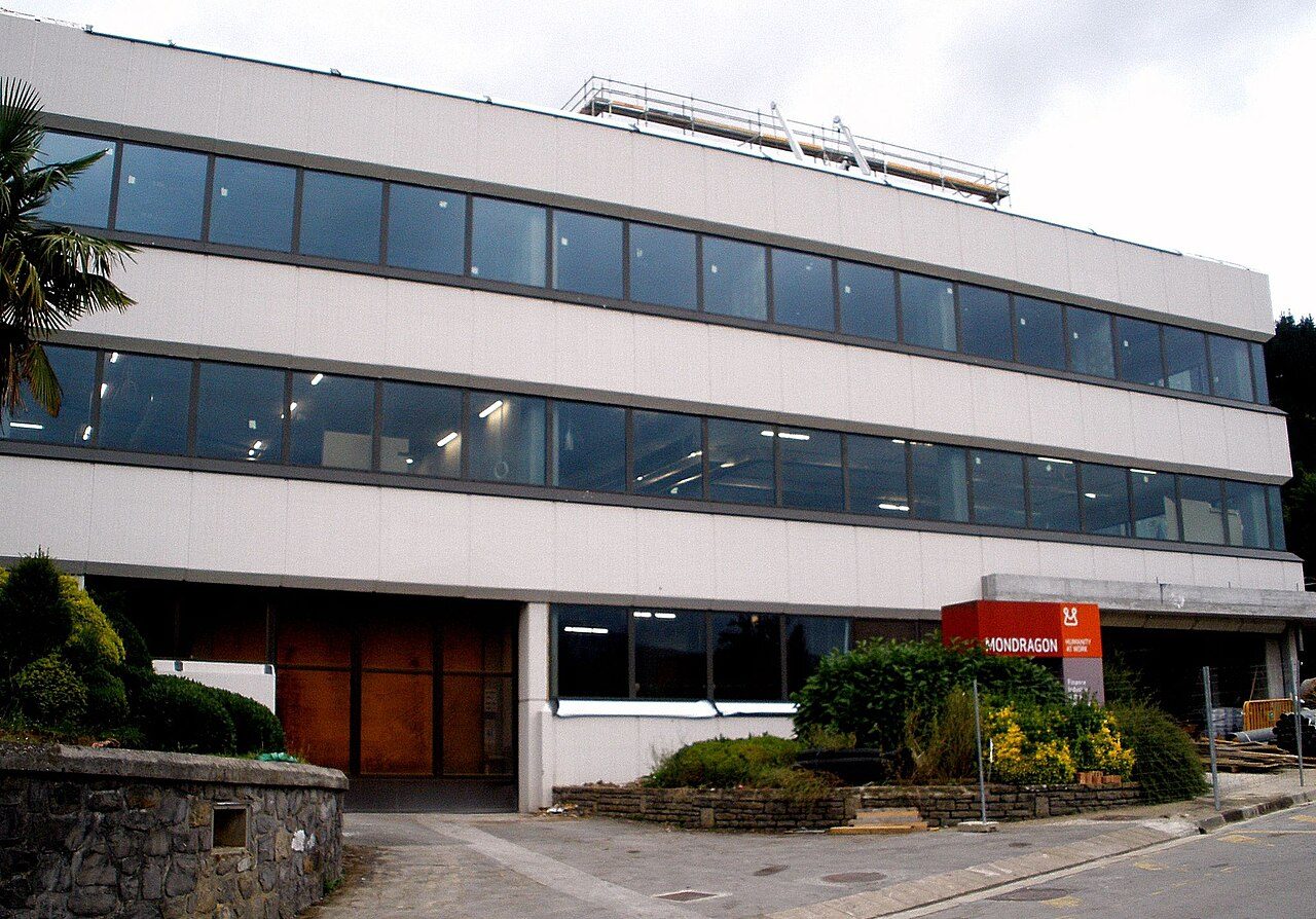 Edificio de la sede central de la Corporación Mondragón en Arrasate-Mondragón, Gipuzkoa.