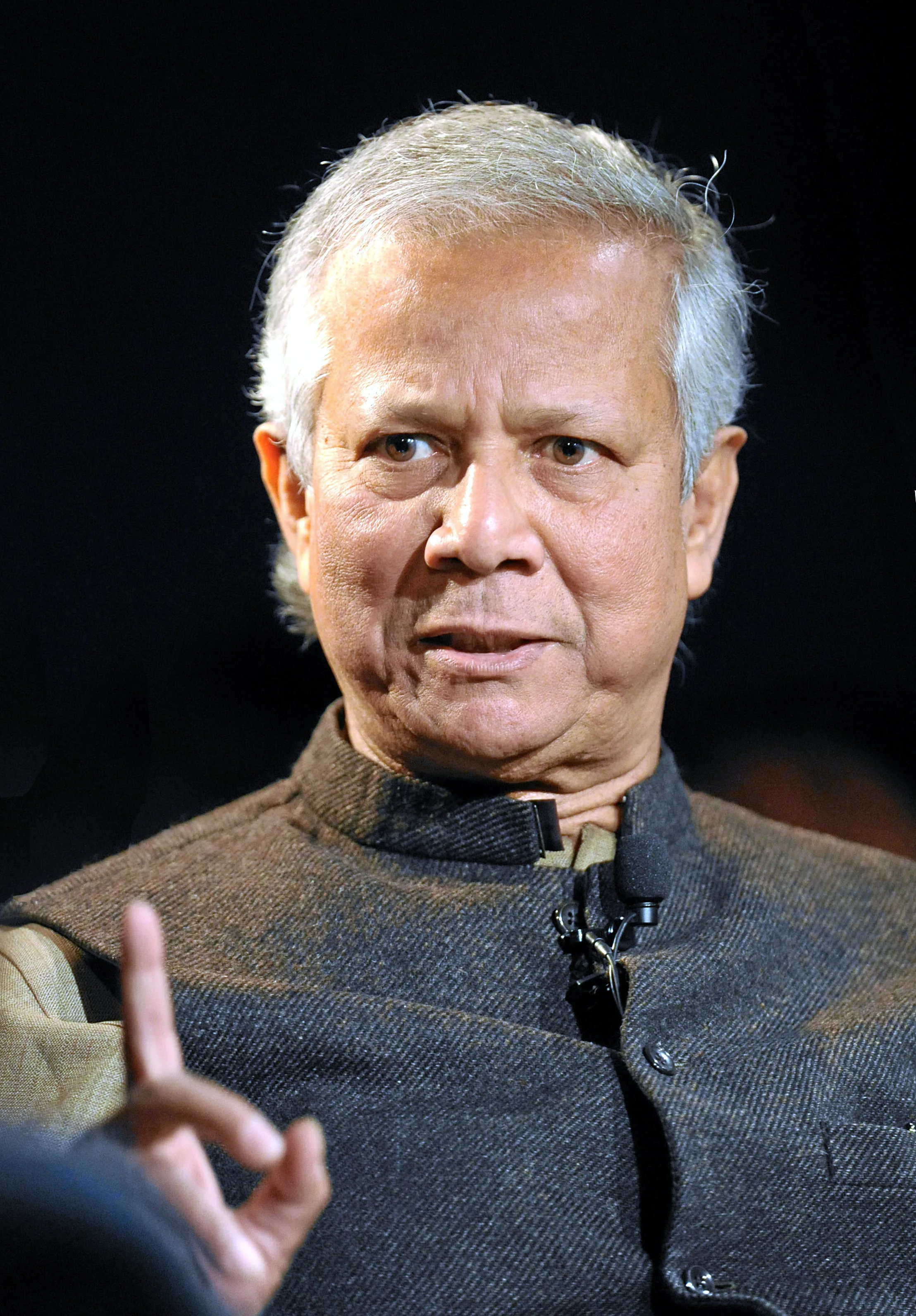 Retrato del economista bangladesí Muhammad Yunus en el Foro Económico Mundial de 2012.