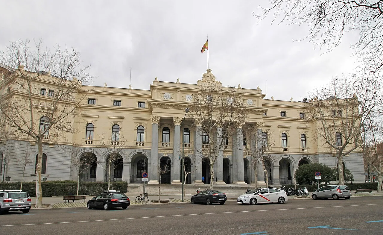 Fachada neoclásica del Palacio de la Bolsa de Madrid, en la Plaza de la Lealtad, sede histórica de la Bolsa de Madrid.