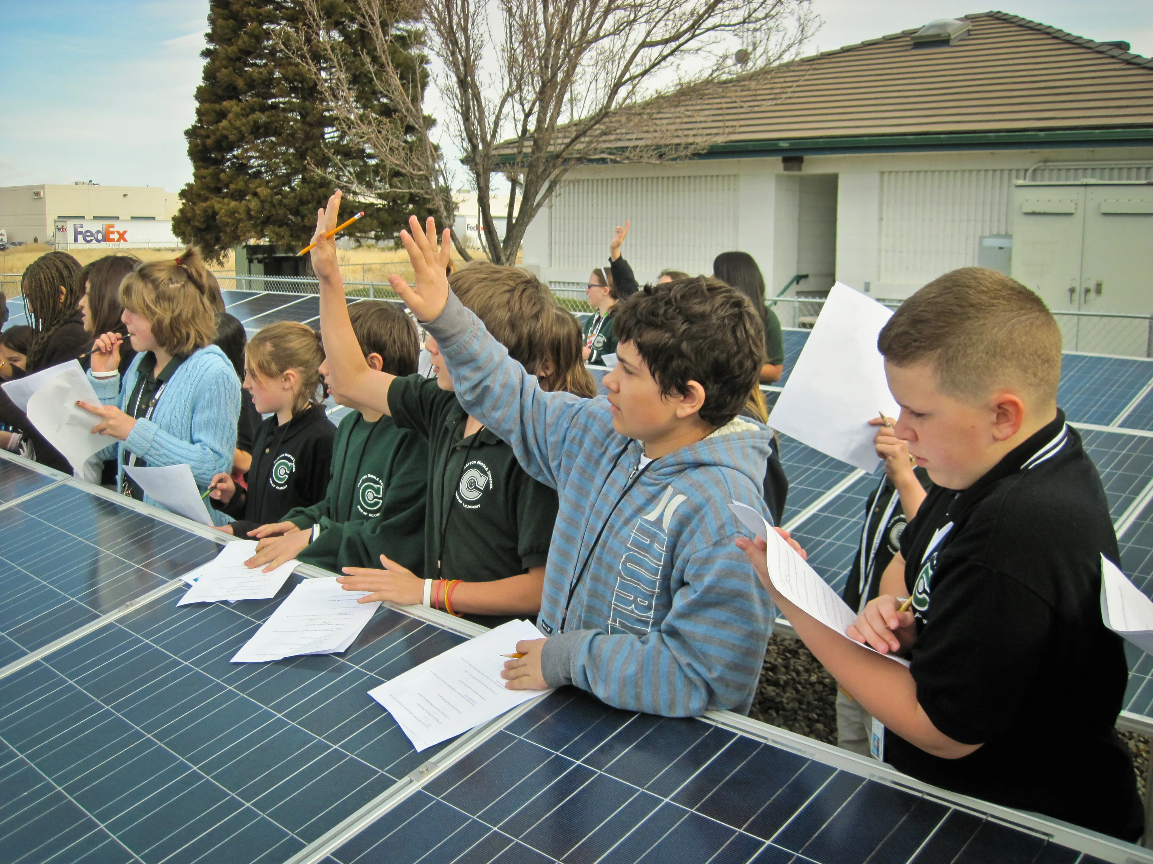 Estudiante observando una instalación de paneles solares fotovoltaicos en el campo.