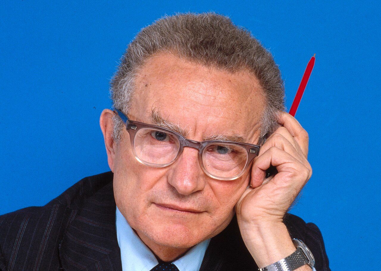 Retrato fotográfico de Paul Samuelson, economista estadounidense y autor del manual Economía.