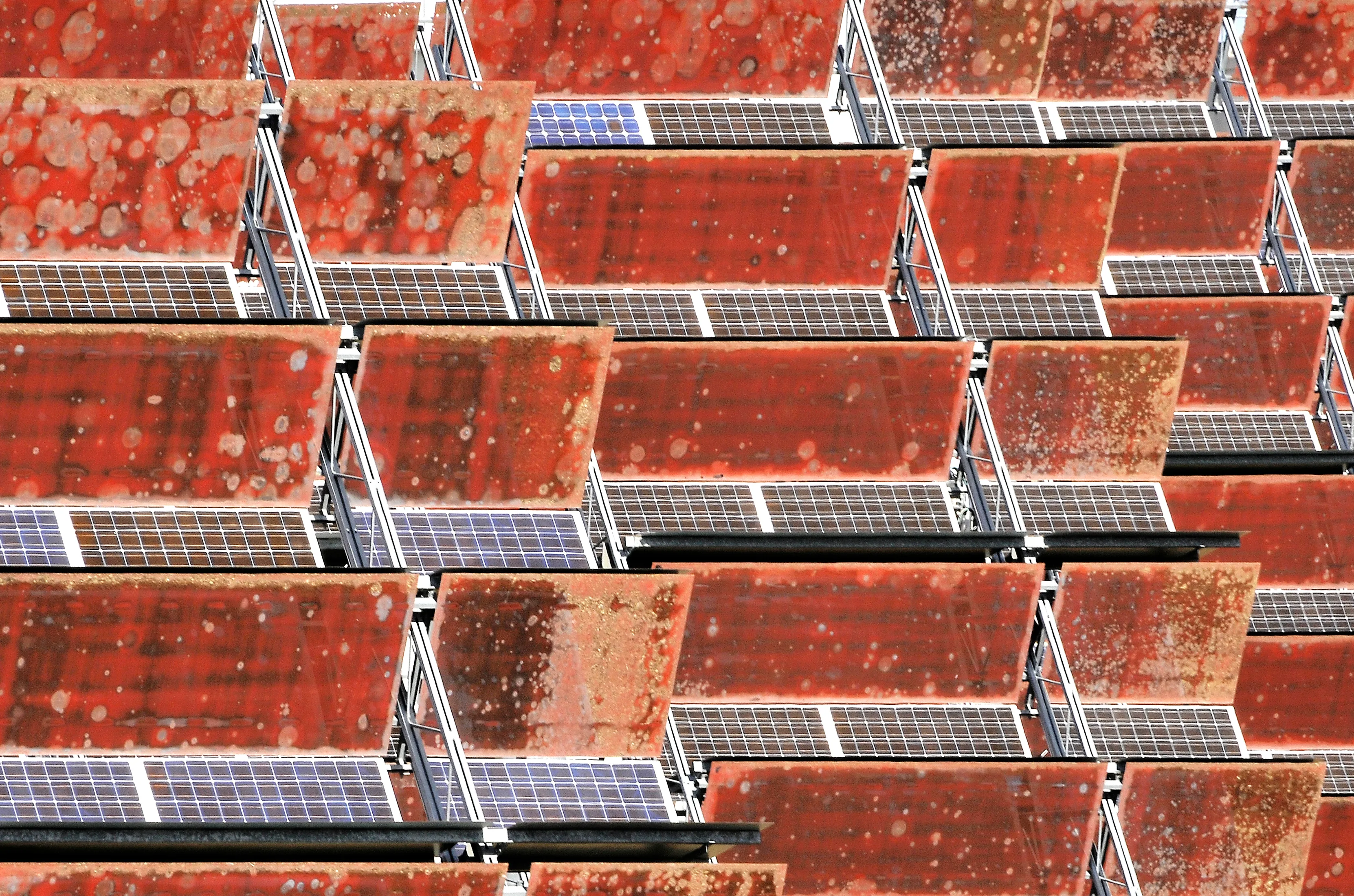 Central solar de concentración en Sanlúcar la Mayor (Sevilla): cientos de heliostatos orientan la luz del sol hacia una torre receptora.