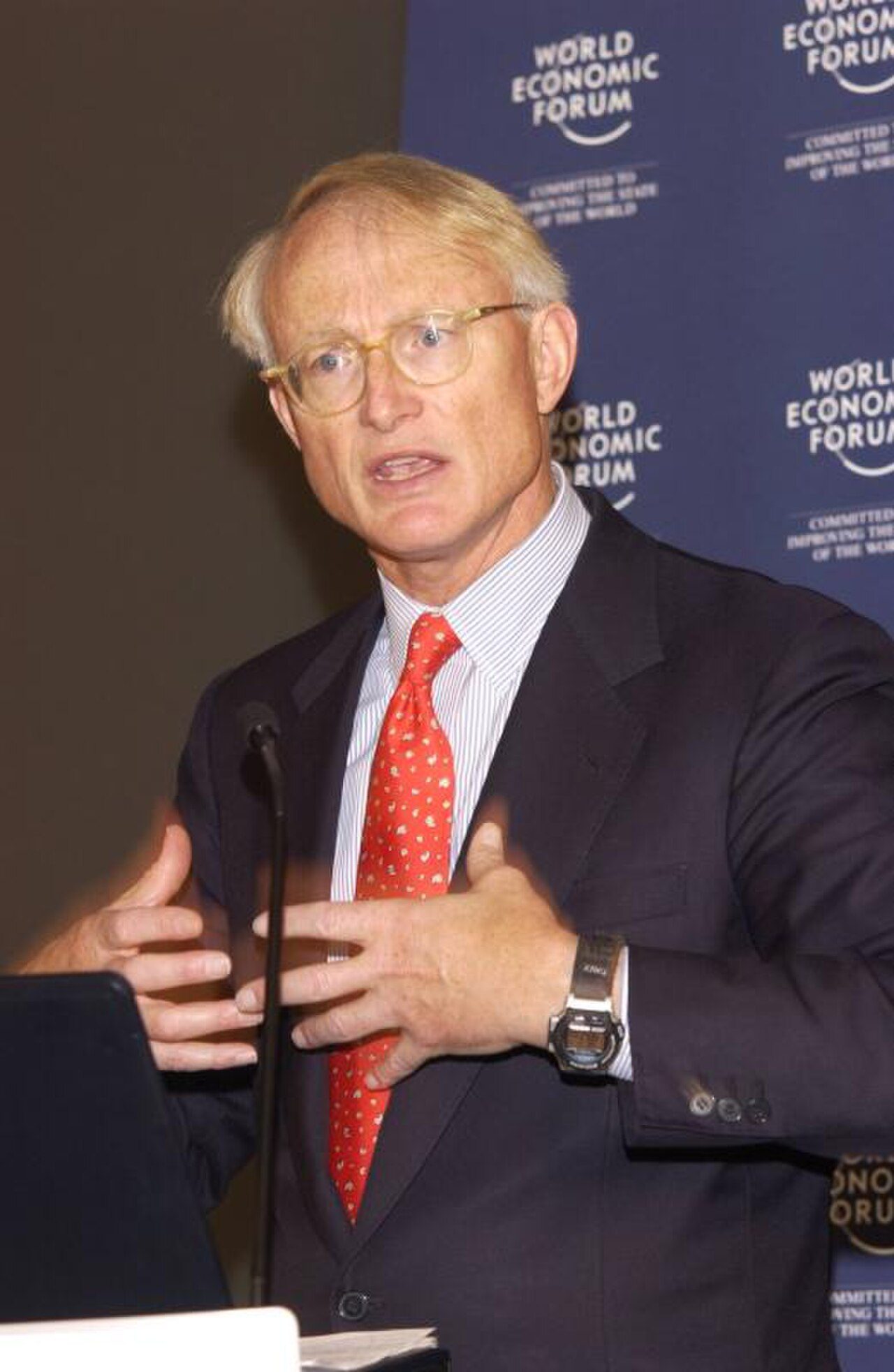 Retrato de Michael Porter, profesor de la Harvard Business School, durante una intervención pública.