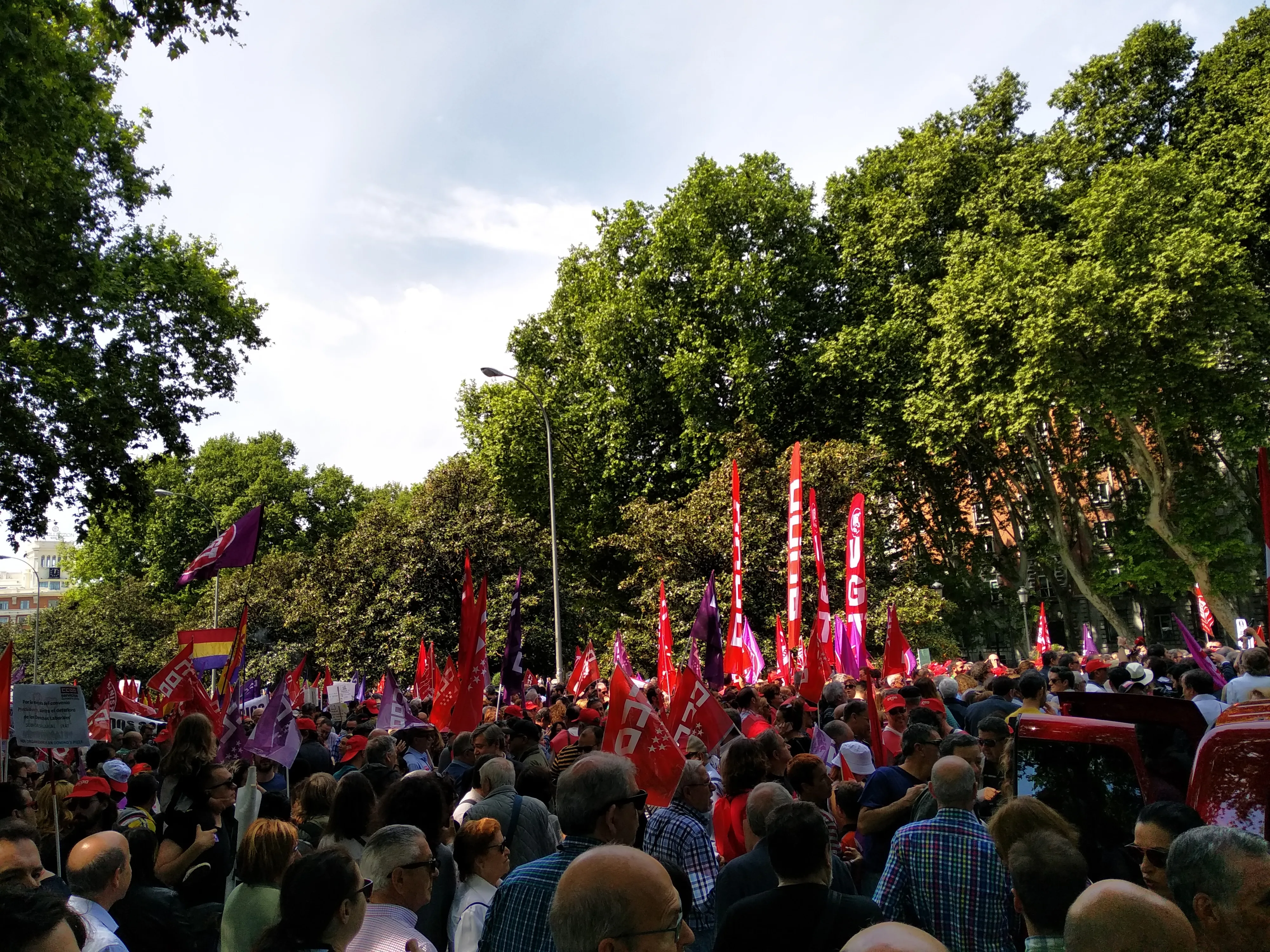 Manifestación del Primero de Mayo de 2019 en Madrid, con pancartas y banderas sindicales.