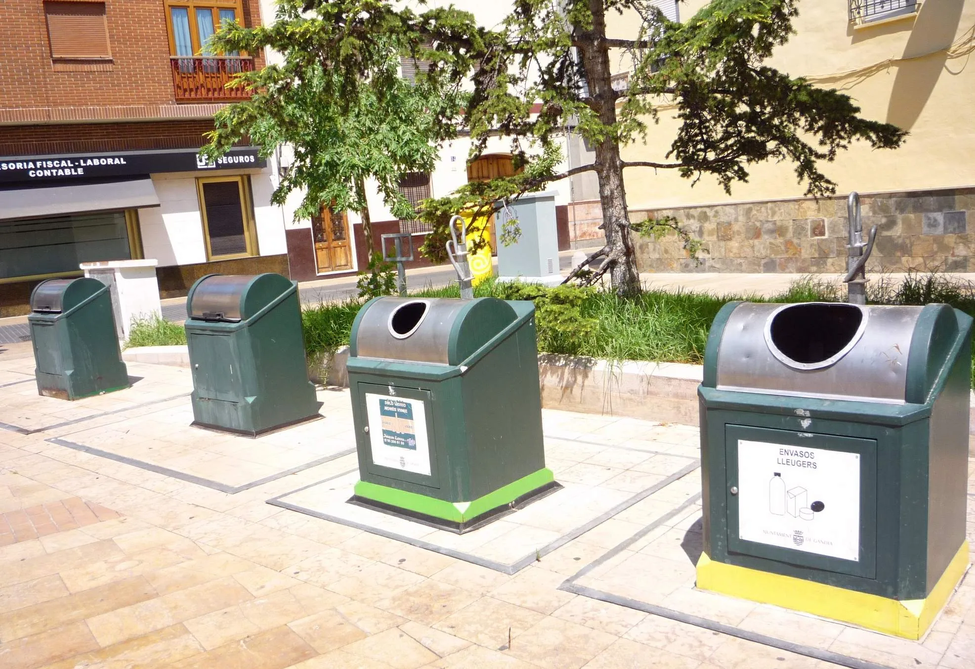 Contenedores soterrados de recogida selectiva de residuos urbanos en una calle de Gandía (Valencia).