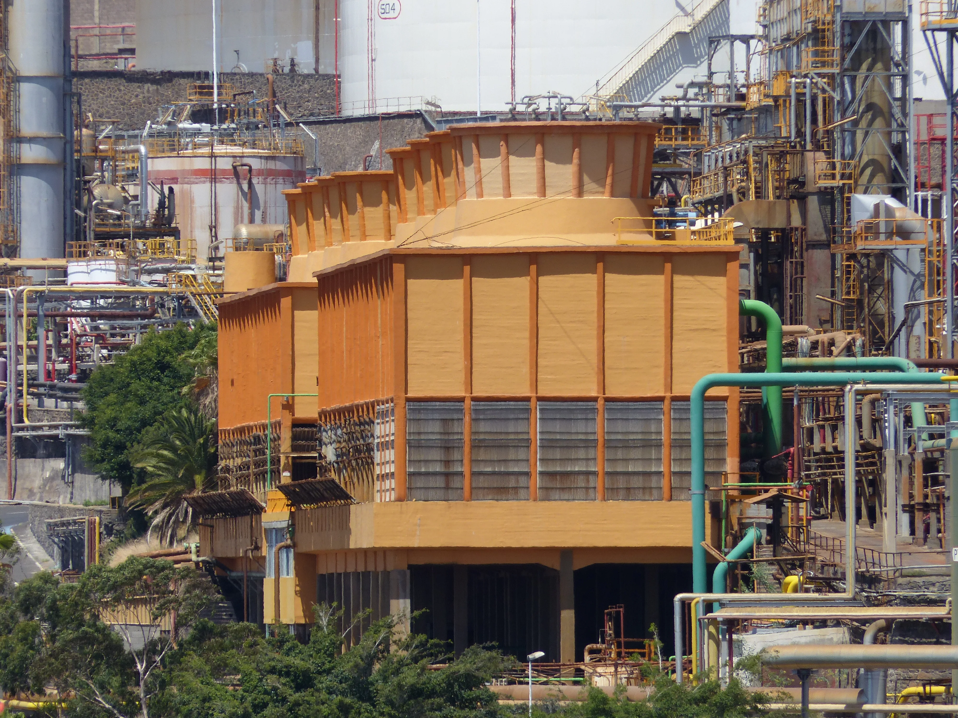Vista general de la refinería de CEPSA en Santa Cruz de Tenerife, con torres de destilación, antorchas y depósitos de almacenamiento sobre el litoral.