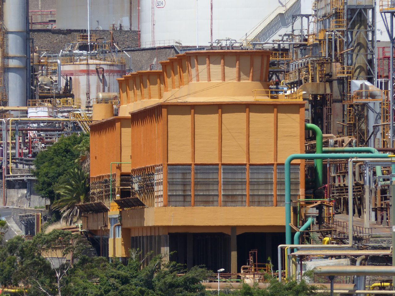 Instalaciones de la refinería de Cepsa en Santa Cruz de Tenerife, con torres de destilación y depósitos de almacenamiento.