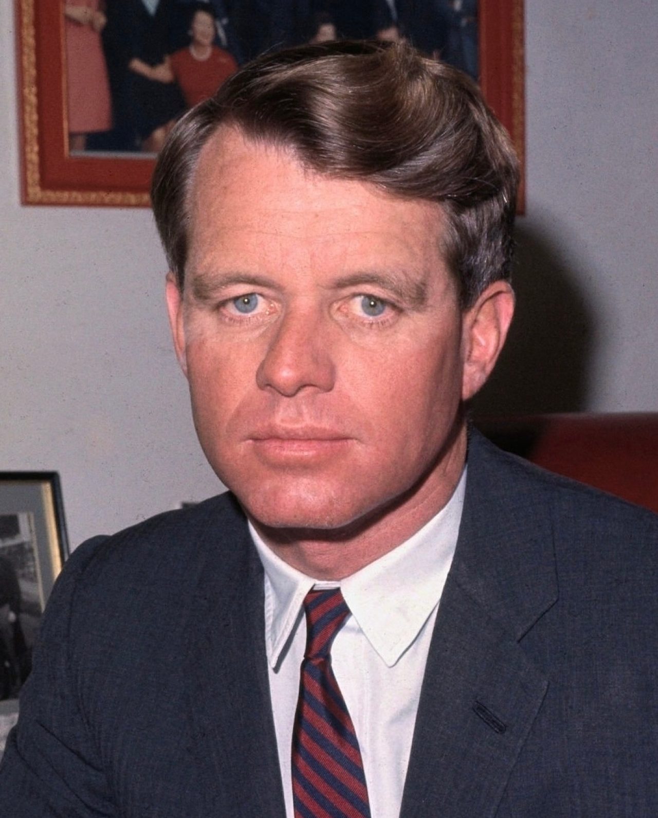 Retrato del senador Robert F. Kennedy sentado en su despacho de Washington, enero de 1965.