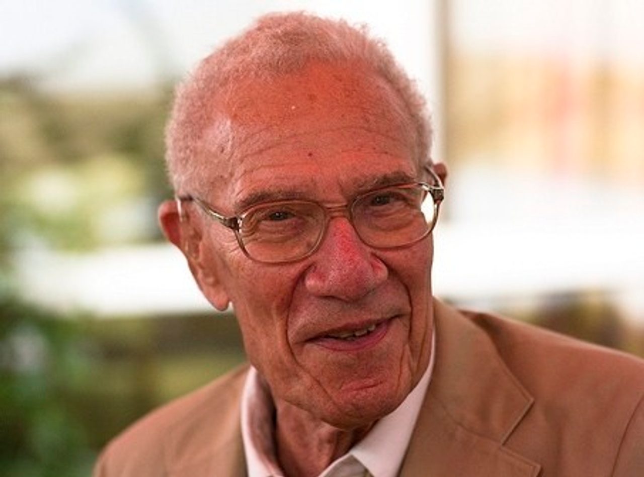 Retrato fotográfico del economista estadounidense Robert Solow, del MIT, en un acto académico.