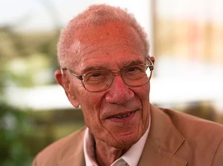 Retrato fotográfico de Robert Solow, economista estadounidense del MIT, en un acto académico.
