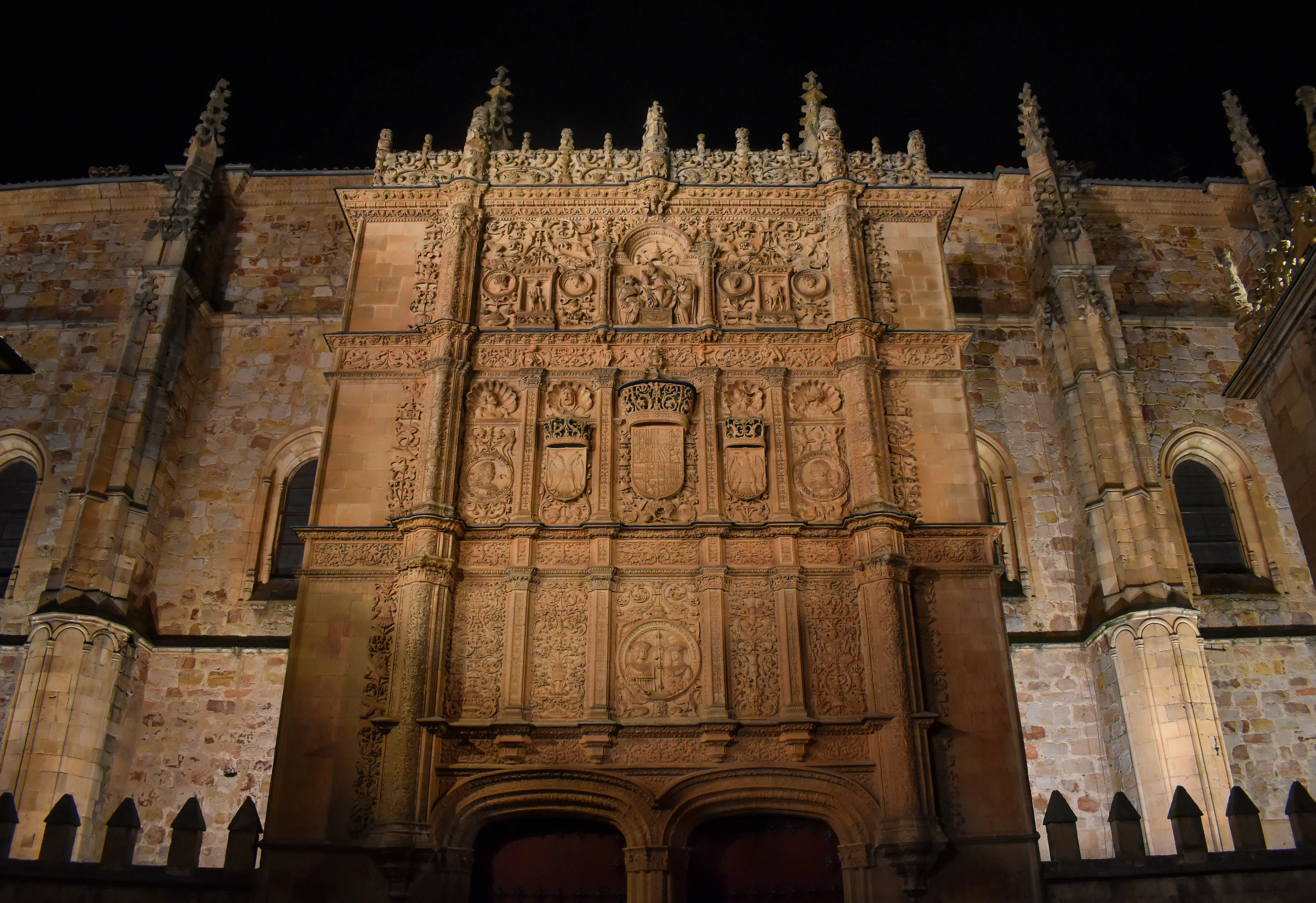 Fachada plateresca de las Escuelas Mayores de la Universidad de Salamanca, con sus relieves renacentistas.