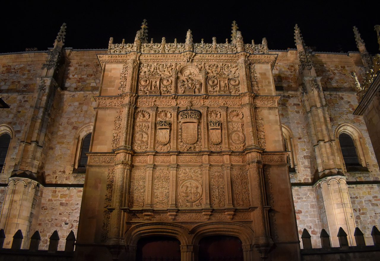 Fachada plateresca de las Escuelas Mayores de la Universidad de Salamanca, con sus relieves renacentistas.