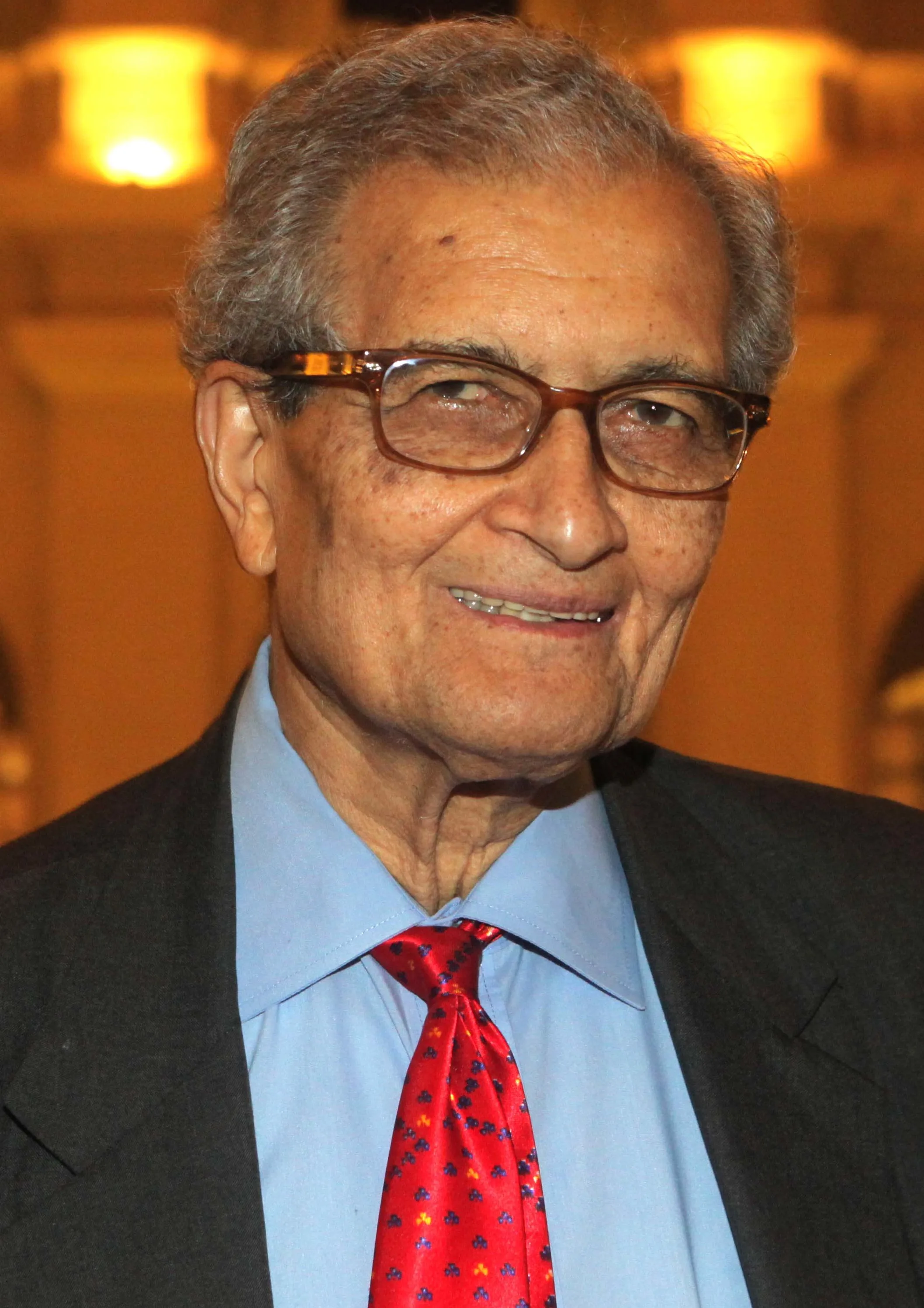 Retrato fotográfico de Amartya Sen en una conferencia del ciclo Fronteiras do Pensamento (São Paulo, 2012).