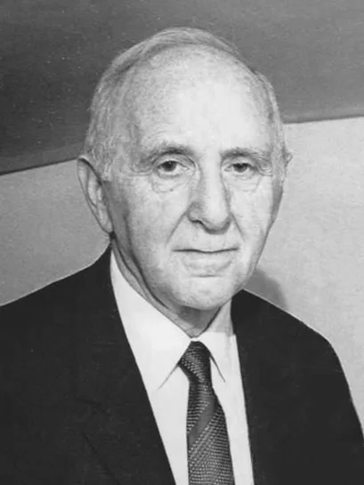 Retrato fotográfico de Simon Kuznets, economista estadounidense de origen ruso, premio Nobel de Economía en 1971.