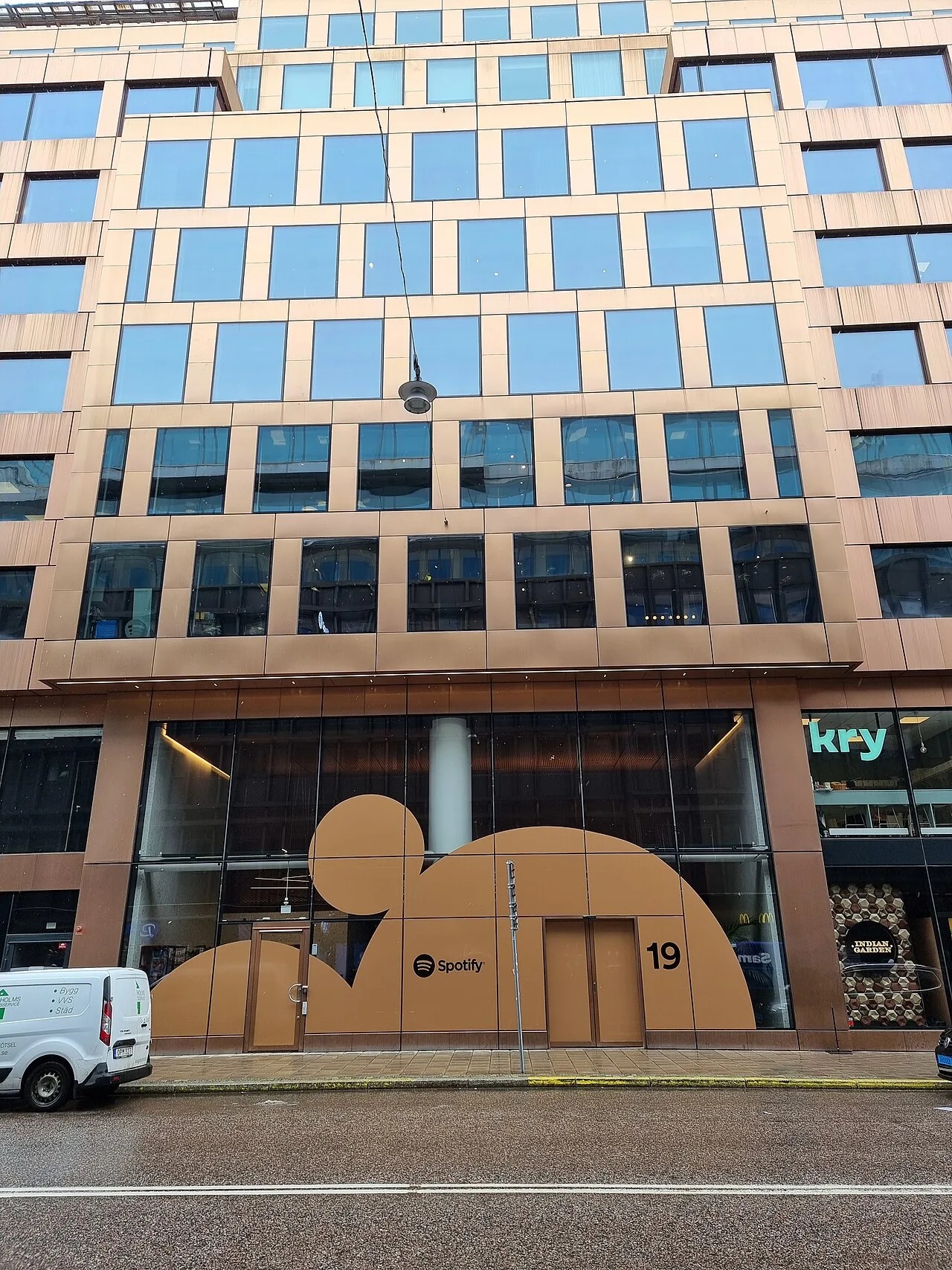 Edificio de la sede central de Spotify en Estocolmo, fotografiado desde la calle.