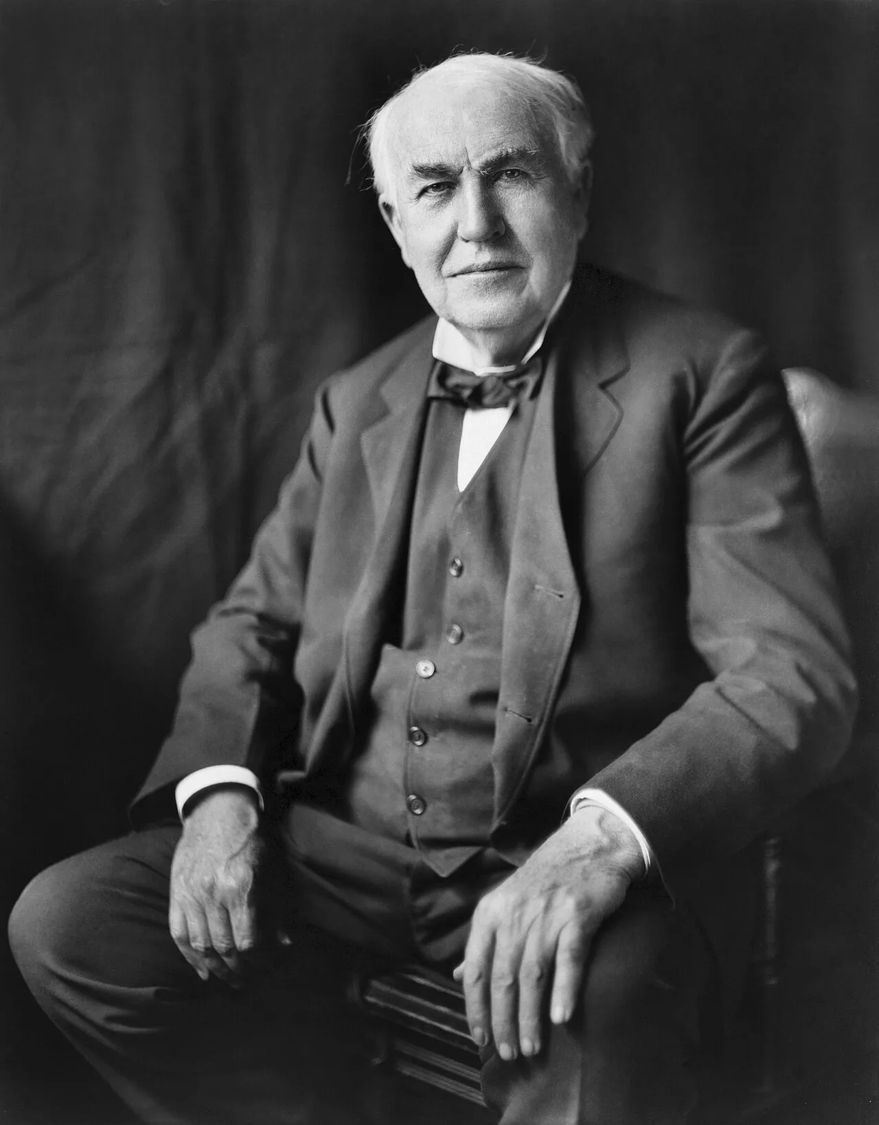 Retrato fotográfico en blanco y negro de Thomas Alva Edison hacia 1922, en estudio.