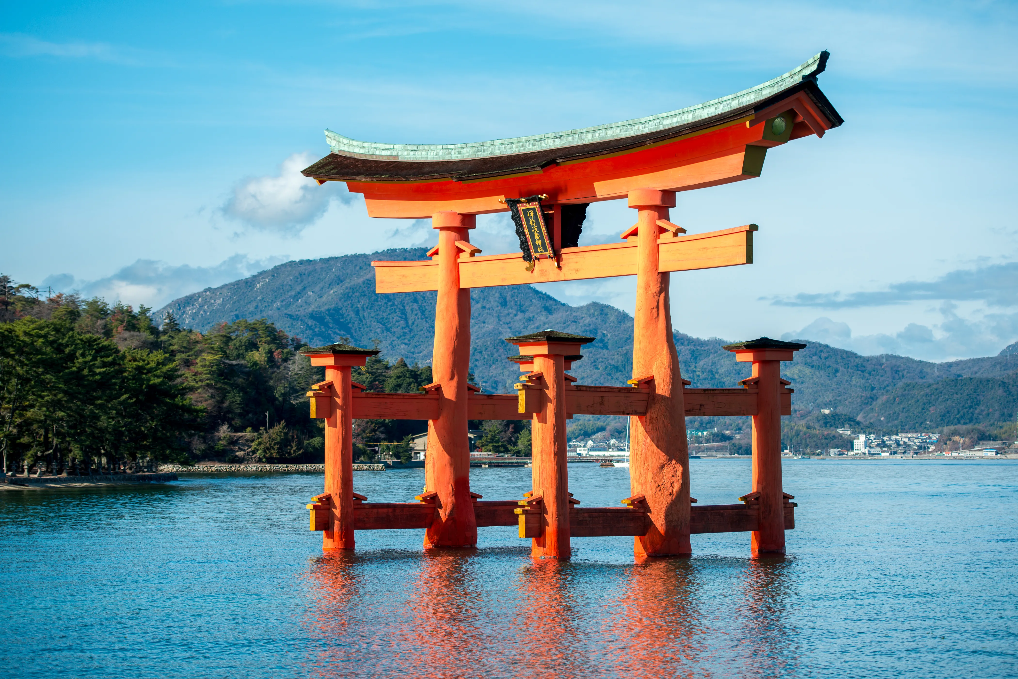Torii rojo del santuario de Itsukushima emergiendo del mar en Hiroshima, Japón.