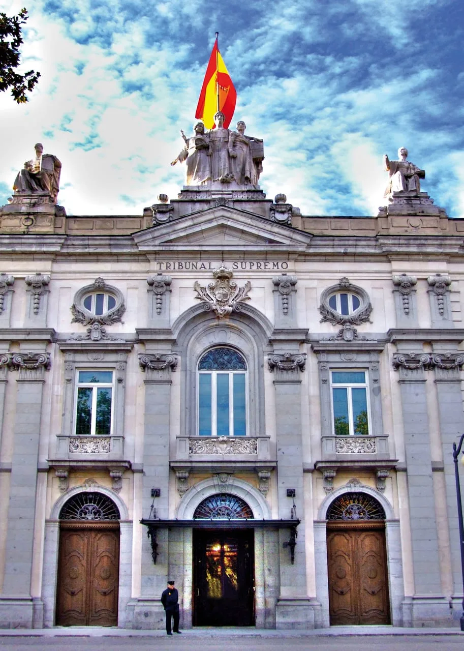 Fachada principal del Tribunal Supremo en Madrid, con el nombre grabado en piedra sobre la puerta y la bandera de España en lo alto.