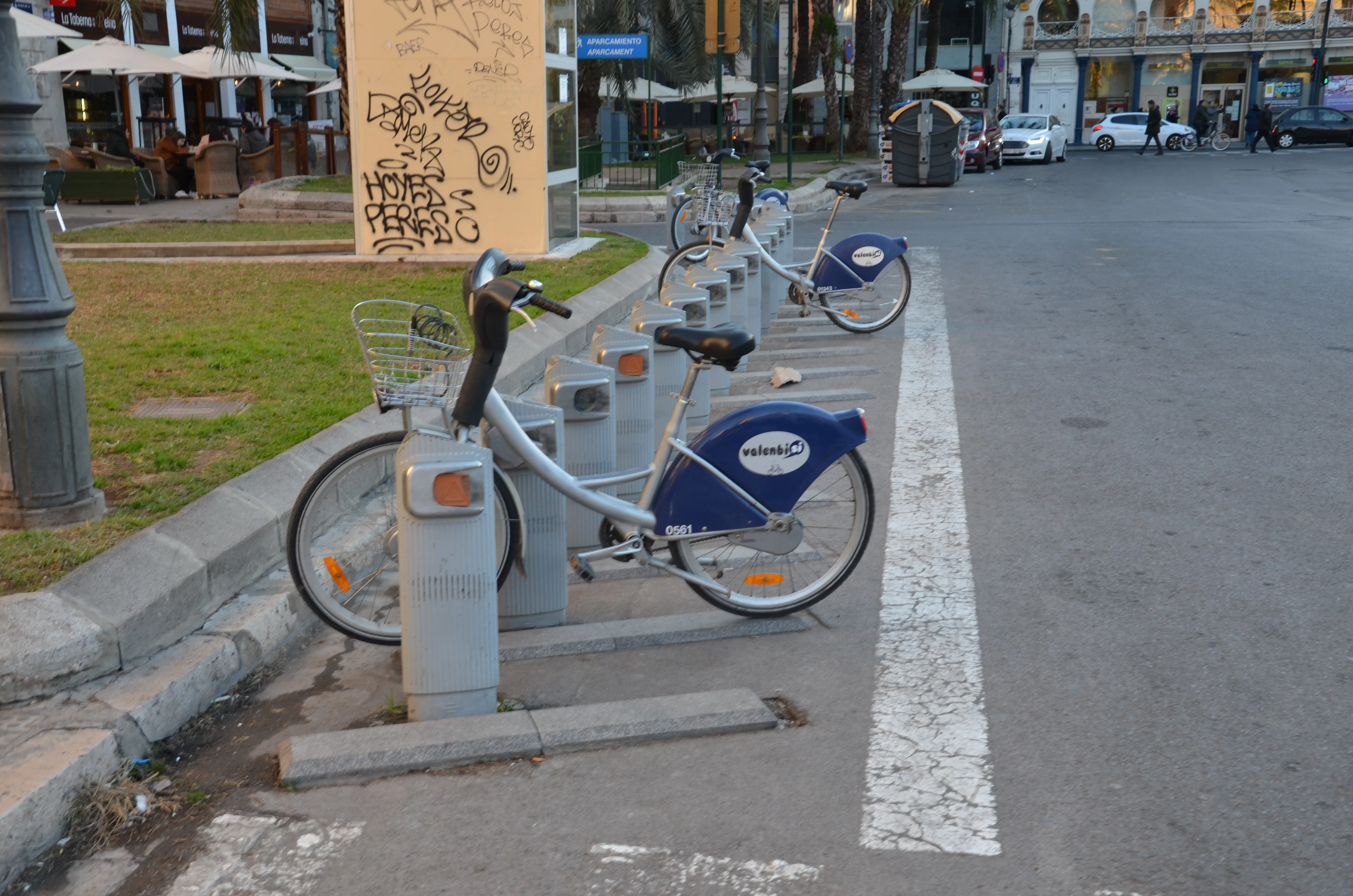 Estación de bicicletas compartidas Valenbisi en una calle de València