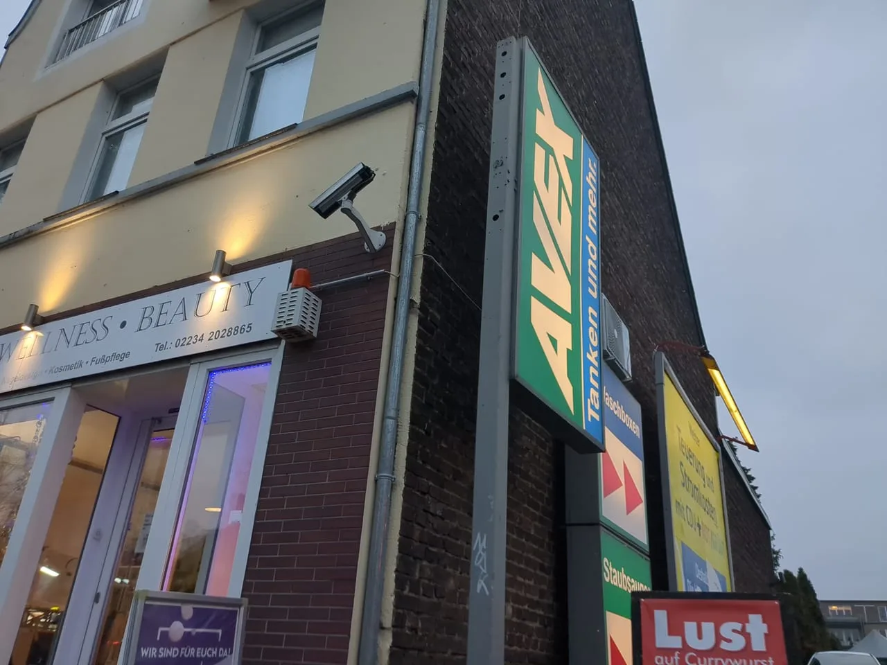 Cámara de videovigilancia instalada en la esquina de un edificio, apuntando a la calle.