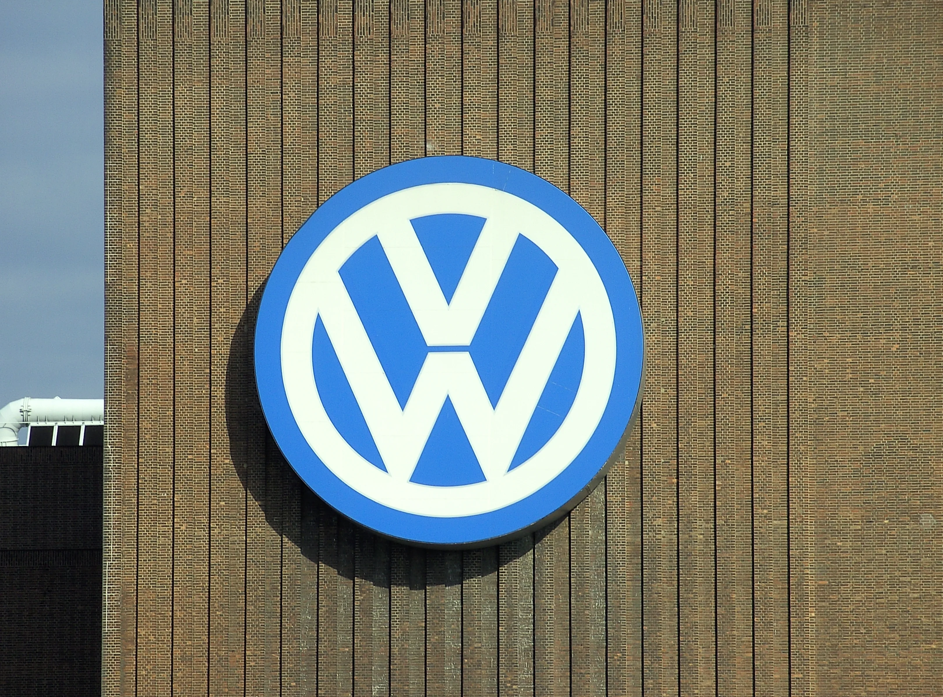 Emblema gigante de Volkswagen sobre la central térmica de la fábrica matriz de Wolfsburg (Alemania).