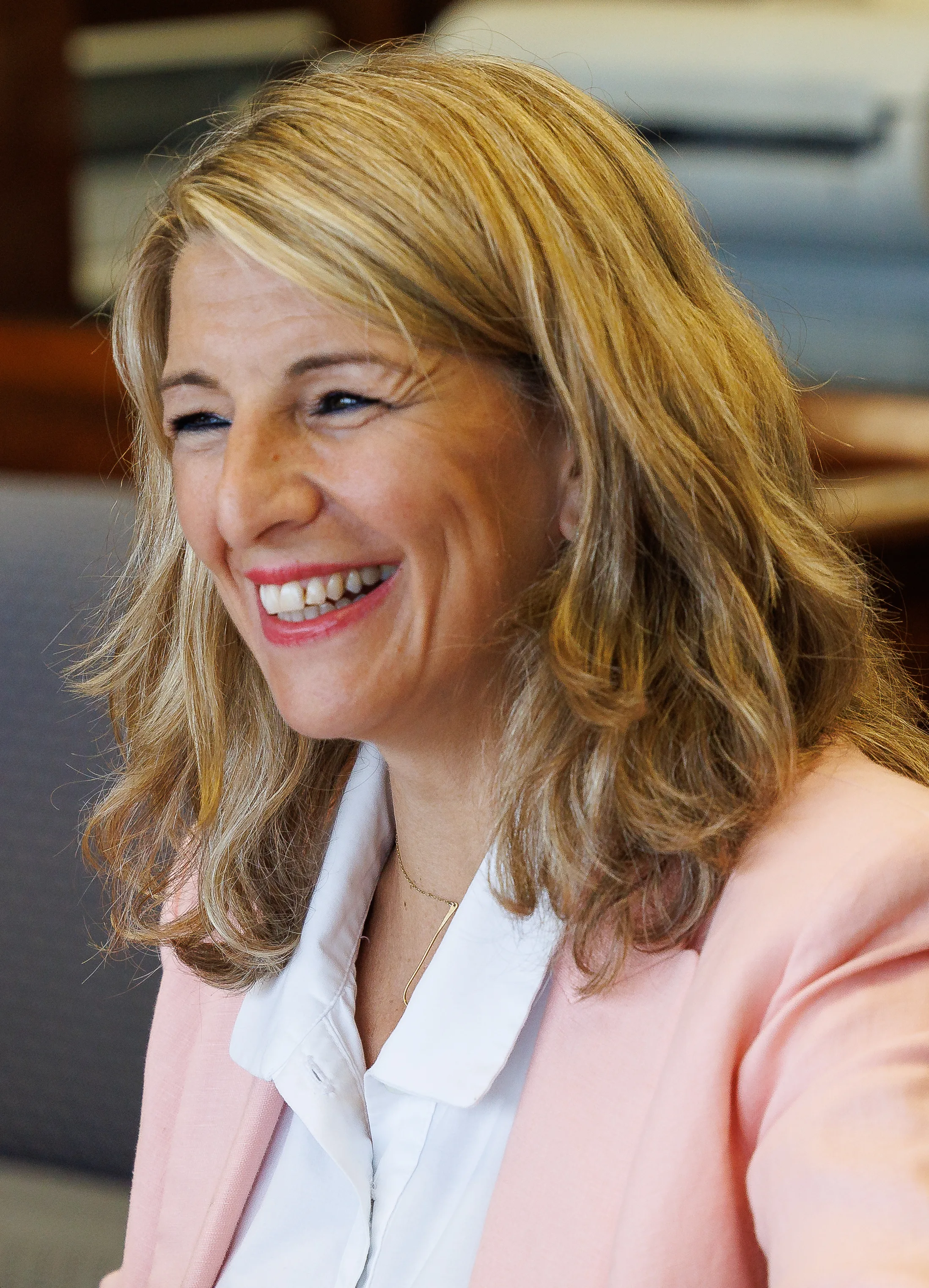 Yolanda Díaz Pérez, ministra de Trabajo y Economía Social de España, retratada en julio de 2022 durante un acto oficial en Washington D. C., con traje formal y collar.